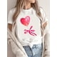 thumbnail image 1 of Camiseta informal de San Valentín para mujer, cuello redondo, tejido de punto, manga corta con ligero estiramiento, corte regular, ideal para cualquier temporada. Estampado de corazón y lazo de dibuj, 1 of 4