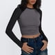 thumbnail image 3 of Top de manga larga slim fit con bloques de color para mujer: ligeramente corto, camisas informales elásticas de mezcla de poliéster, 3 of 6