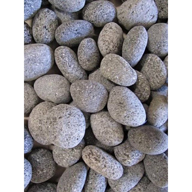Galets de Lave de 30 lb - 3/4 Po - 1-1/2 Galets Ronds Naturels Roulés par MARGO GARDEN PRODUCTS, Vus de Près. Ces Pierres Grises et Poreuses Sont Conçues pour une Utilisation dans les Foyers au Gaz Intérieurs et Extérieurs, Offrant une Esthétique Naturelle et une Résistance à la Chaleur.