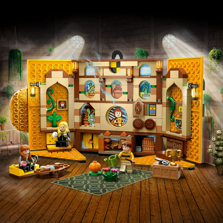 LEGO Harry Potter Hufflepuff House Banner 76412 - Hogwarts Castle Common  Room Toy or Wall Decoration, Set with 3 Minifigures and Mandrake,  Collectible Travel Toys, Great Gift for Boys, Girls, or Kids 