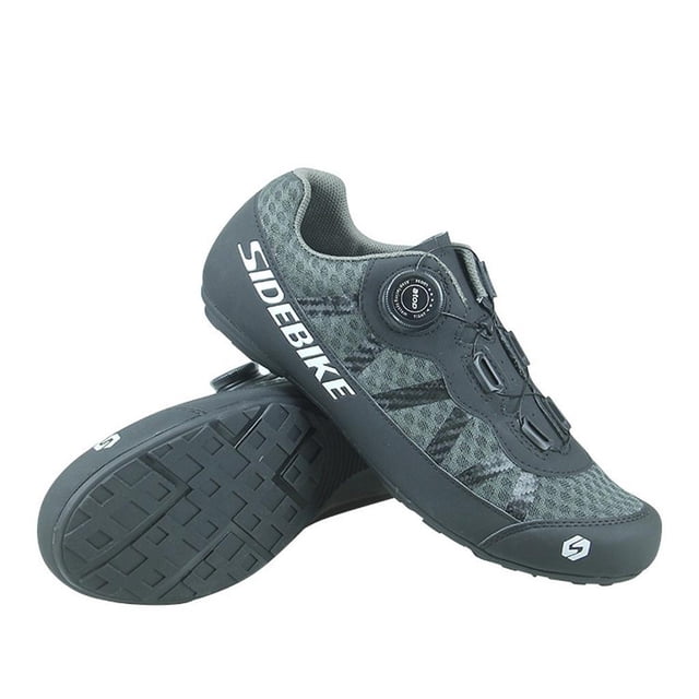 zapatilla deportiva de ciclismo baoblaze gris 45 para bicicleta, zapatilla de corte bajo con superficie de malla gris, cierre de hebilla de encaje rápido con dial, detalles en PU en puntera y laterales y suela de goma antideslizante con dibujo para agarre en pedal; par mostrado en vista 3/4 sobre fondo blanco.
