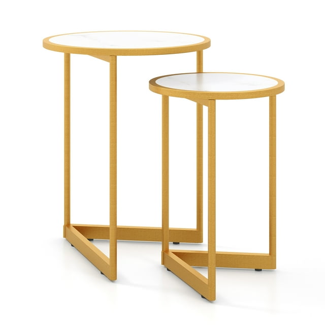 Giantex Ensemble de 2 tables Gigognes Rondes, Conçues avec des Plateaux en faux Marbre Blanc et des Cadres en Acier à Fini Doré, Idéal pour les Meubles de Salon Ou les tables d'Appoint. l'Ensemble Comprend une Grande Table Mesurant 16 Pouces de Diamètre et 20 Pouces de Hauteur, et une Table Plus Petite Mesurant 12 Pouces de Diamètre et 17 Pouces de Hauteur. Ces tables Peuvent Être Empilées pour Gagner de l'Espace Ou Être Utilisées Séparément comme tables à Café, tables d'Appoint Ou tables de Chevet. Comprend une base en V et des Patins de Pieds Ajustables pour