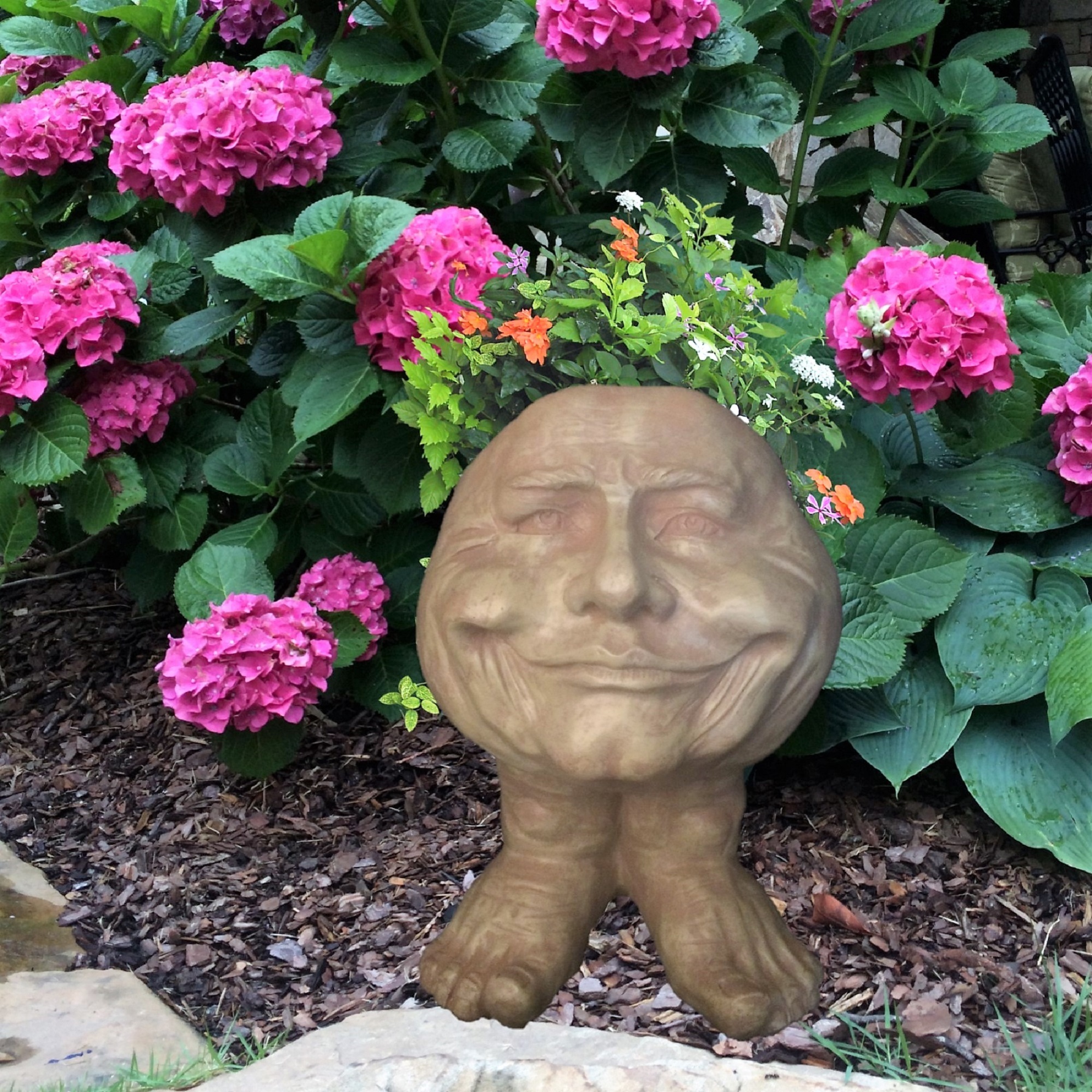 Homestyles Stone Wash White Papa John & Mama Petunia the Muggly Face Statue Planter