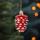 thumbnail image 4 of Adornos navideños de piñas de plástico pintadas | Juego de 6 adornos para árbol pintados a mano en dorado, rojo, plateado y más | Decoración navideña de 6 x 4,5 cm, 4 of 7