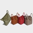 thumbnail image 2 of Bolso bandolera de alta gama 2024, nuevo bolso de hombro informal de moda de verano de nicho, bolso pequeño versátil, bolso de médico, 2 of 5