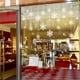 thumbnail image 5 of Pegatinas para ventanas de Navidad | Calcomanías de ventana copo de nieve blancas 50x33cm | Decoraciones navideñas electrostáticas removibles para puertas de tiendas, cristales de centro comercial, 5 of 7