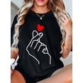 thumbnail image 1 of Camiseta de mujer con estampado de corazón, suave y cómoda, transpirable, de cuello redondo y manga corta. Ideal para adultos, hombres, mujeres, adolescentes y jóvenes., 1 of 7
