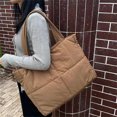 thumbnail image 2 of Bolso de mano acolchado para mujer ligero con asa superior de gran capacidad para citas diarias, 2 of 6