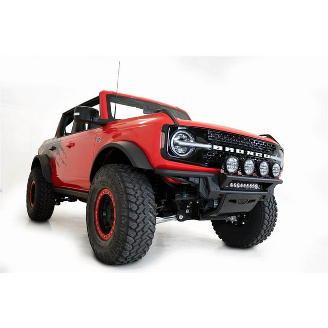 Convient 2021-2023 Ford Bronco Addictive Desert Designs Bull Bar L2357000201NA Pro Series; à Enfiler; à Utiliser avec F238100010103; Ajoute Quatre Lumières Rondes de 6 Pouces; Revêtement en Poudre Noir Marteau