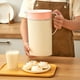 thumbnail image 5 of Jarra de Agua Fría de Plástico sin BPA de 1.5L para Refrigerador con Tapa Coladora, Diseño Delgado que Ahorra Espacio, Pico en Forma de V Antiderrames, Asa Ergonómica para Bebidas Frías/Calientes, 5 of 6