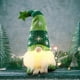 thumbnail image 4 of Adorno navideño de anciano sin rostro con sombrero de estrella iluminado | Muñeco colgante con patas para árbol y chimenea | Colores rojo, gris y verde, 4 of 5