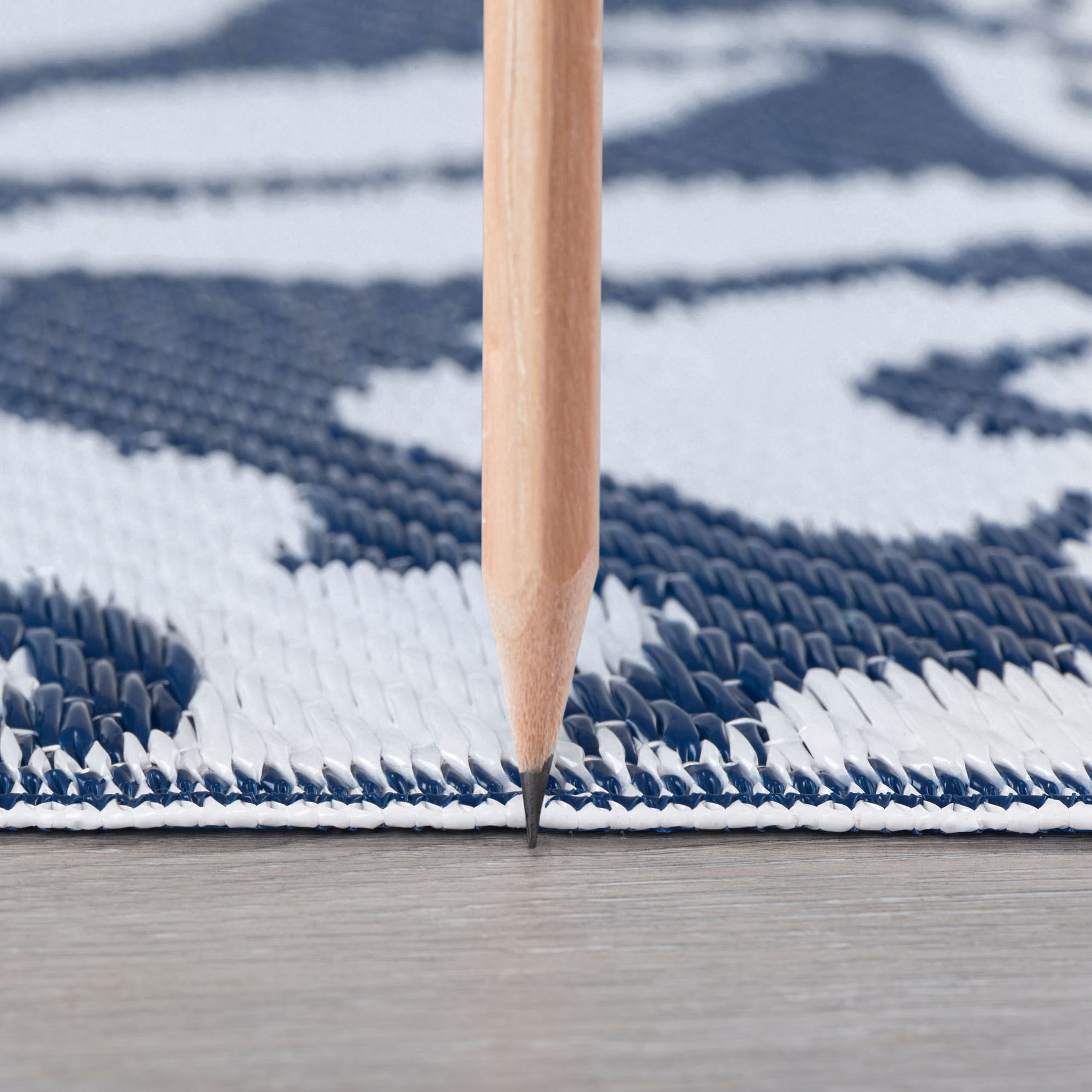 5x7 Reversible Navy and White Polypropylene Outdoor Floral Area Rug