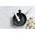 thumbnail image 4 of Set de molinillos de sal y pimienta Le Creuset, blanco y negro, 20 cm, 4 of 5