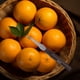 thumbnail image 4 of Pelador de limones de acero inoxidable, pelador de naranjas, pelador giratorio de cítricos con hoja de sierra, 4 of 6
