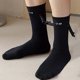 thumbnail image 4 of pares de calcetines de parejas tomados de la mano, posesiones divertidas magnéticas-negro- Sailing Electrónica, 4 of 5