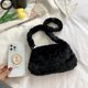 thumbnail image 2 of Bolso de mano con diseño de corazón de felpa suave y cálido para mujer, Bolso con cremallera para la axila (A negro), 2 of 6