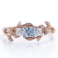 thumbnail image 1 of JeenMata Anillo de Compromiso de Triple Piedra con Aguamarina y Moissanita Creadas en Laboratorio de 1 Quilate con Corte Princesa y Hoja de Parra Chapado en Oro Rosa de 18 K sobre Plata, 1 of 6