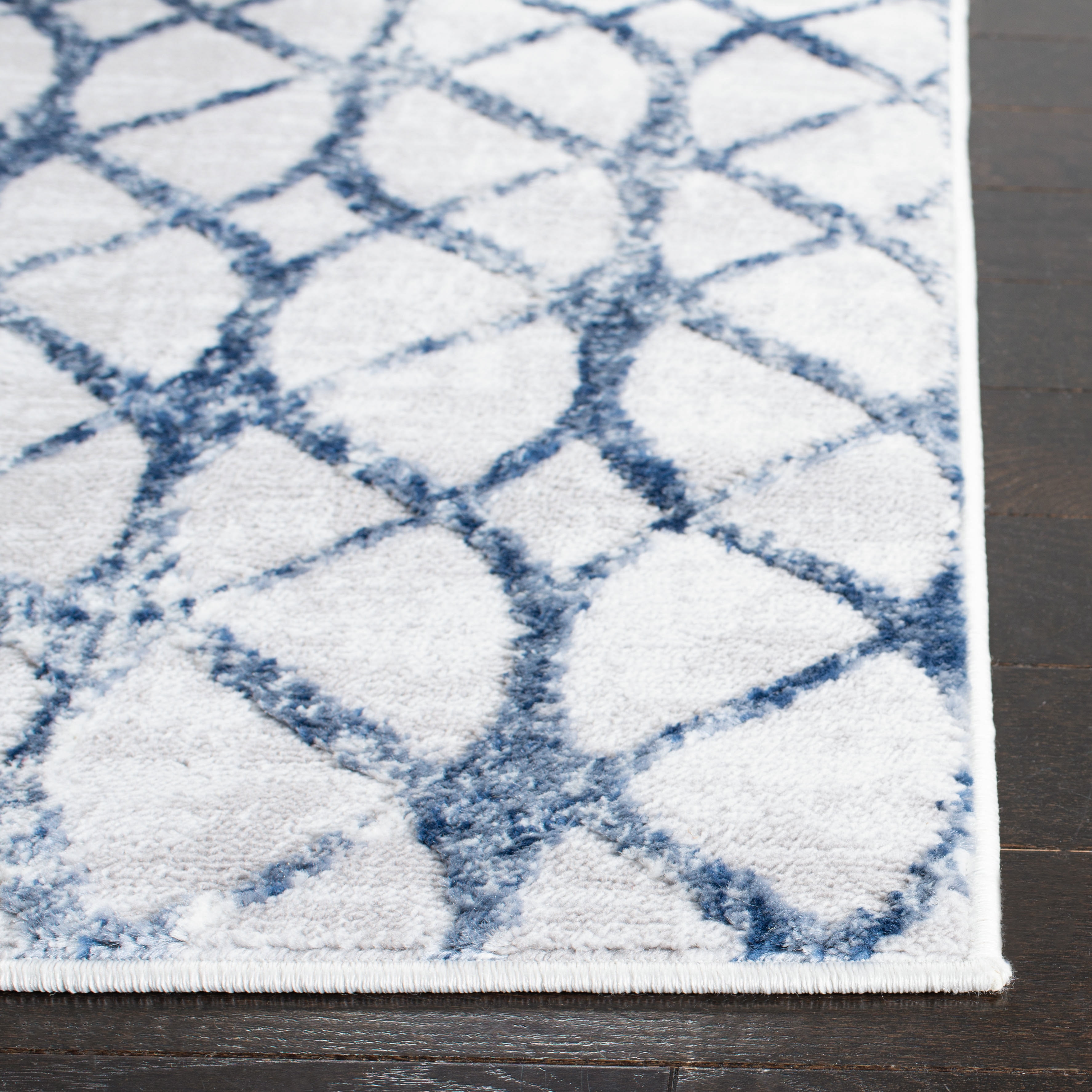 SAFAVIEH Amelia Floella Geometric Runner Rug, Gray/Navy, 2'2" x 6'