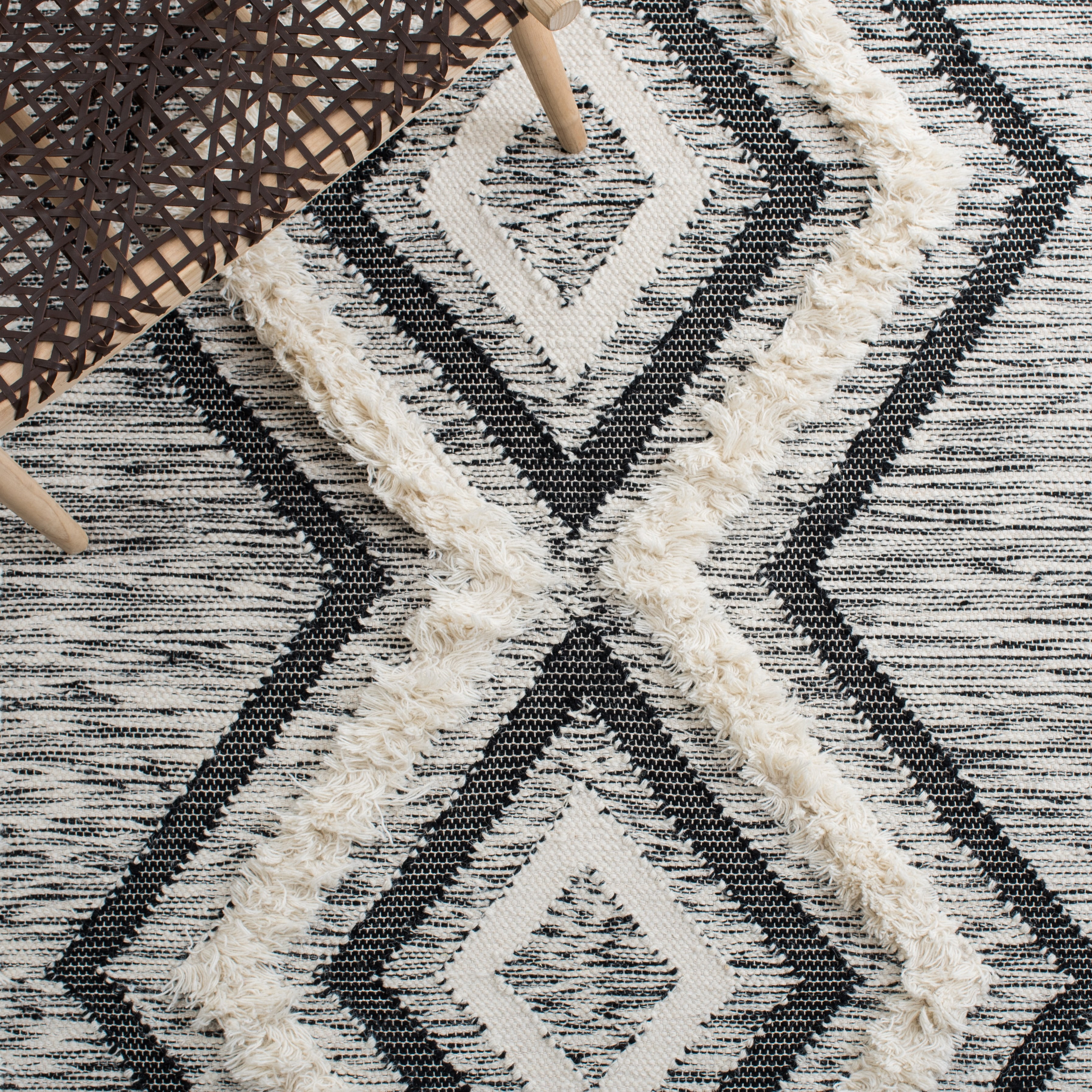 SAFAVIEH Kenya Brandy Southwestern Area Rug, Ivory/Black, 9' x 12'