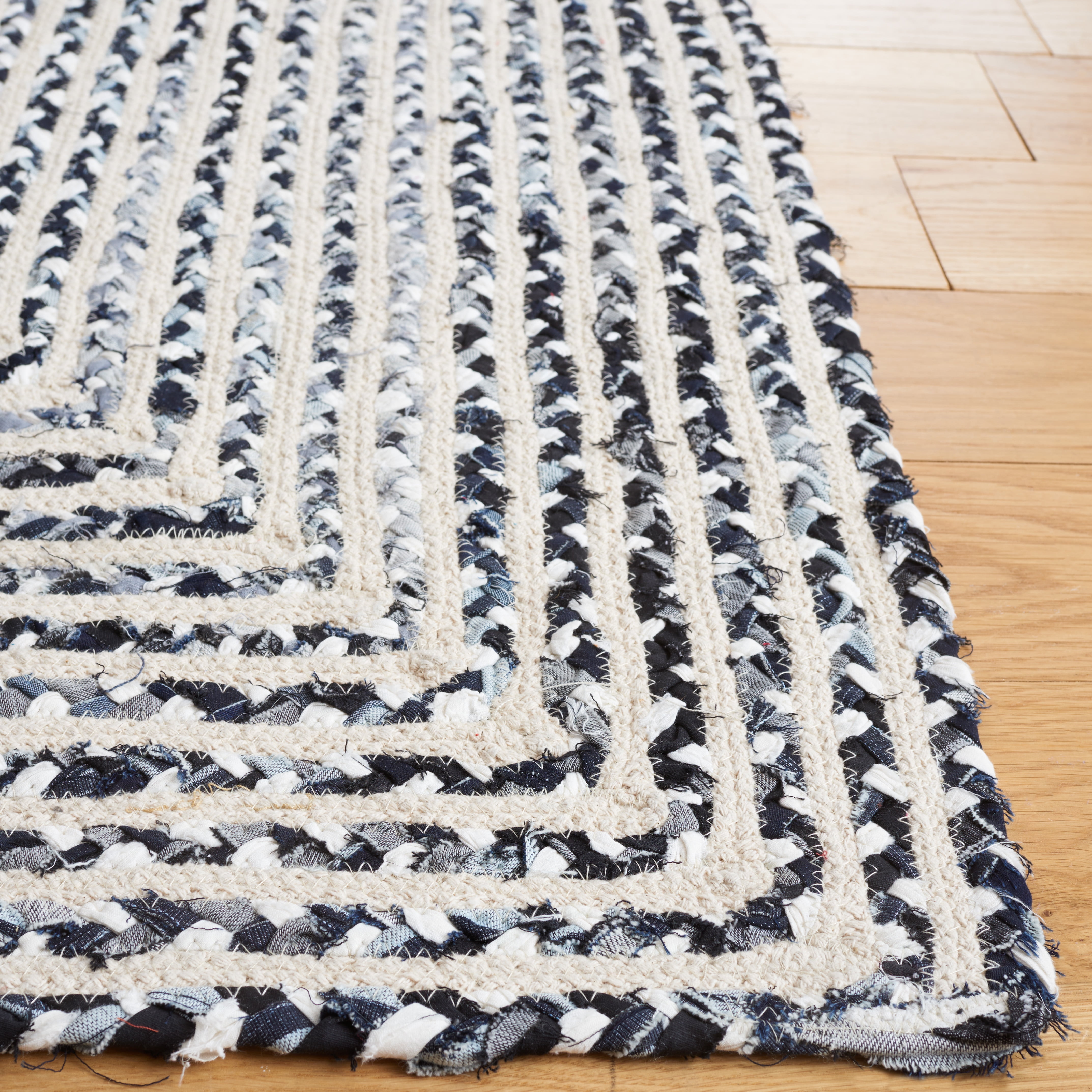 SAFAVIEH Braided Anabella Bordered Cotton Reversible Area Rug, Black/Navy, 4' x 4' Square