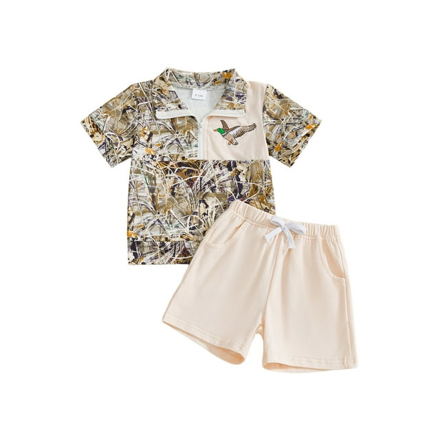 Conjunto de verano para niño pequeño: camiseta de manga corta con cremallera de un cuarto y pantalones cortos de color liso.