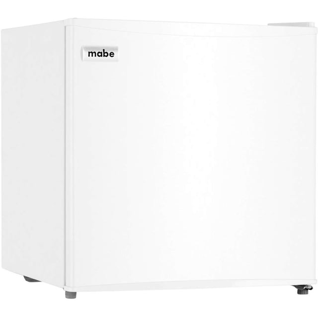 frigobar mabe 2.0 pies cúbicos modelo rmf0260xmxb2 – blanco mabe frigobar mabe rmf0260xmxb2 Frigobar Mabe blanco de 45.8 l, vista frontal 3/4 con puerta cerrada y logo Mabe, silueta compacta y acabado liso, patas niveladoras visibles. Interior: 1 parrilla de alambrón en el enfriador; congelador con 1 anaquel completo y charola para hielos. Adecuado para guardar bebidas y botanas y suele usarse para enfriar snacks en oficinas pequeñas.