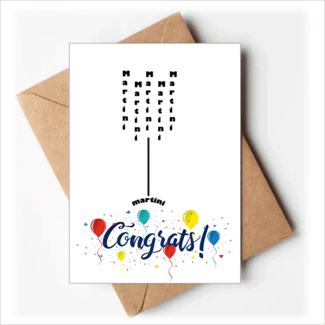Copa de martini con su Sobre de la Carta de felicitación de la tarjeta de matrimonio