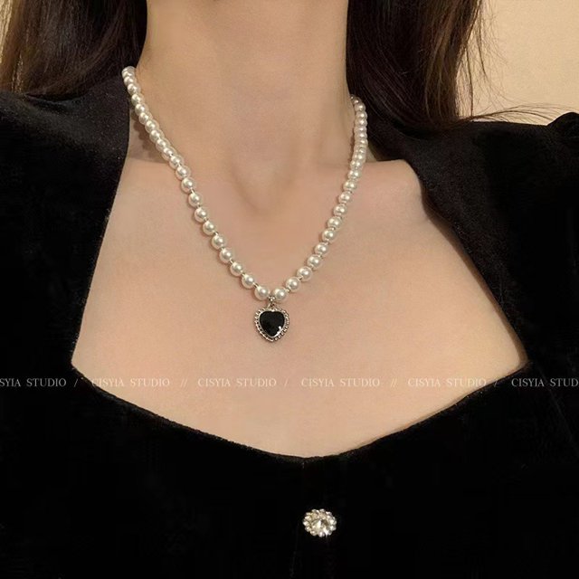 Collar retro de perlas, collar frío para mujer, cadena de clavícula de moda de nicho de lujo ligero