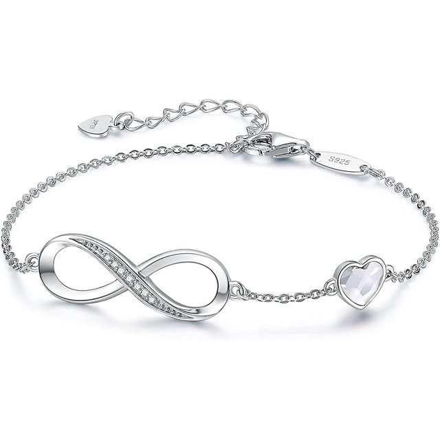 pulsera con dijes de símbolo de corazón infinito para mujer, plata de ley 925, joyería ajustable para el día de la madre, regalo de cumpleaños, día de san valentín, regalos para mu Vista frontal en primer plano de una pulsera ajustable de cadena fina en plata de ley 925 con cierre mosquetón; presenta un dije infinito horizontal con cristales austriacos incrustados y un dije de corazón facetado claro, cadena de eslabones y placa marcada 'S925' sobre fondo blanco; a menudo usada como regalo sentimental para mamá o novia y adecuada para uso diario o eventos formales.