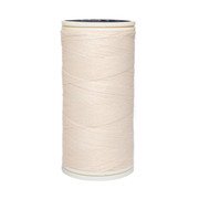 caja 12 pzas hilo trigo coats poliéster liso 3 cabos fibra corta coats t6980-6036 Carrete vertical color trigo de hilo liso 100% poliéster, 3 cabos Tex 35, 200 m por carrete; presentación en caja de 12 piezas para costura y manualidades, fondo blanco.