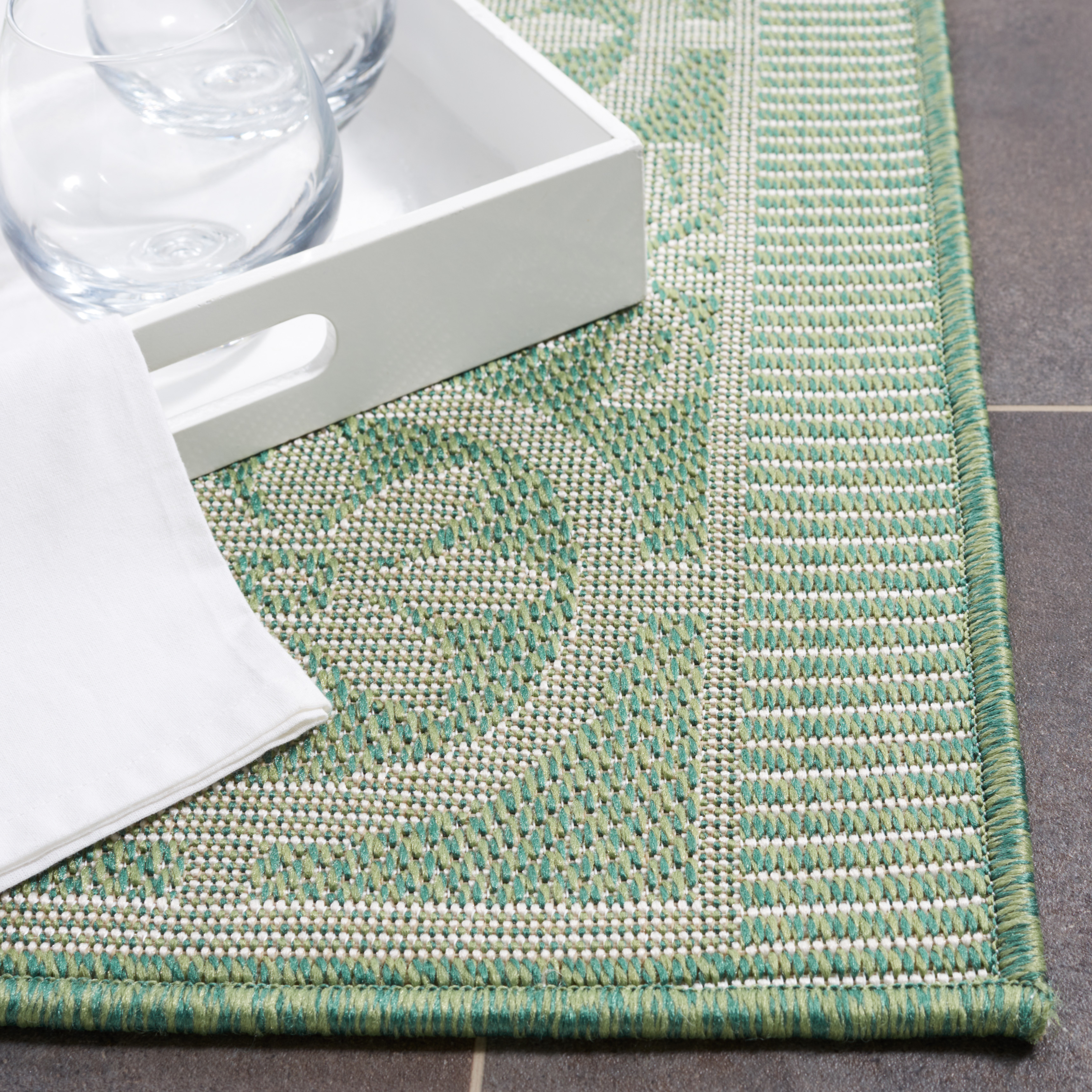 SAFAVIEH Machine Washable Rug Indoor/Outdoor Bermuda Collection - Bermuda Feride Floral Indoor/Outdoor Area Rug, Green/Ivory, 5'3" x 7'6"