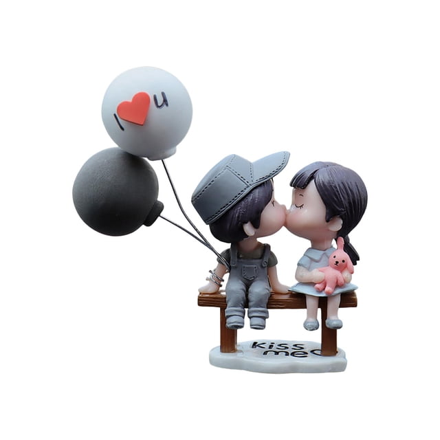 Decoraciones para el tablero del automóvil, pareja besándose, hermosos accesorios para el tablero interior. fondo gris