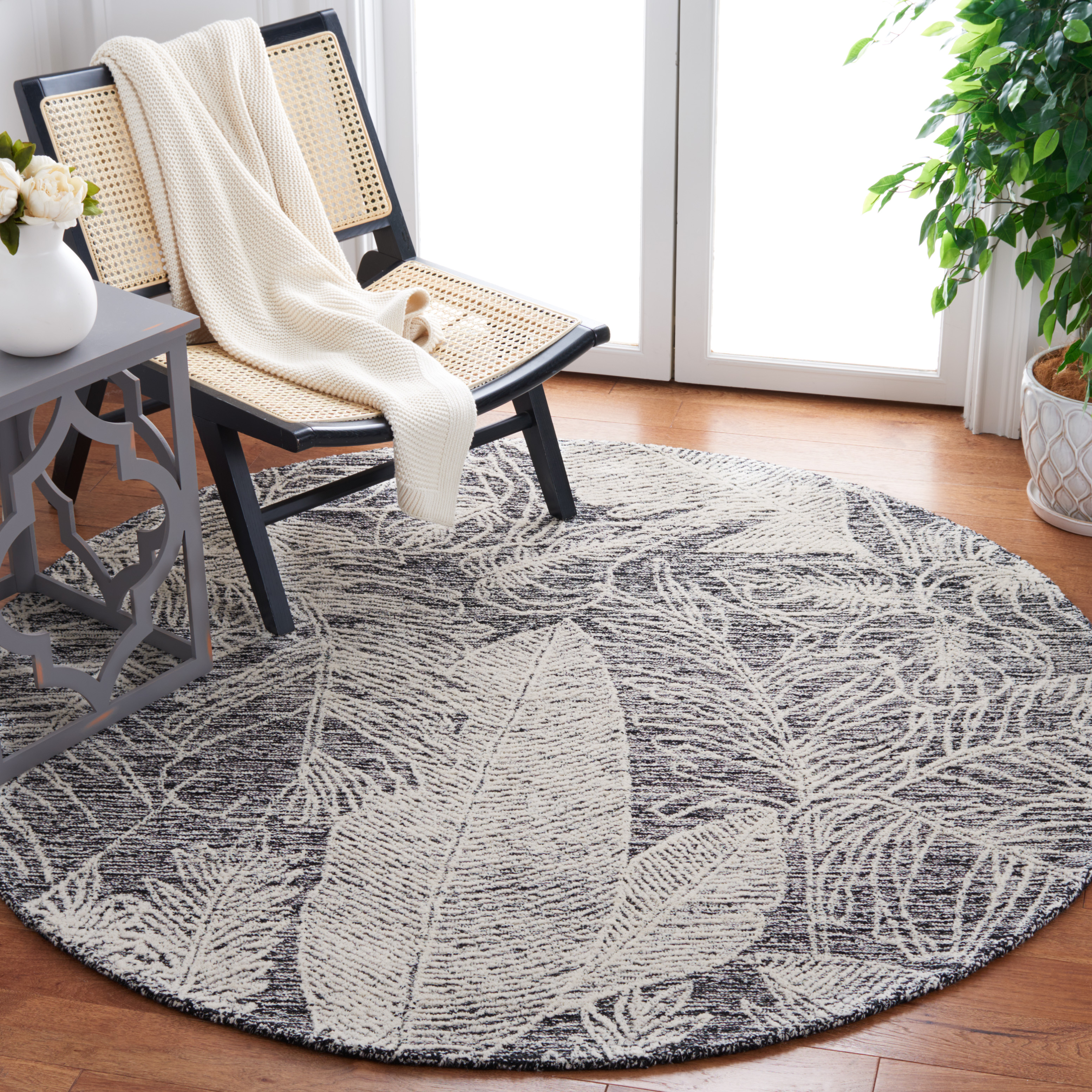 SAFAVIEH Metro Hartley Leaves Area Rug, Black/Ivory, 6' x 6' Round
