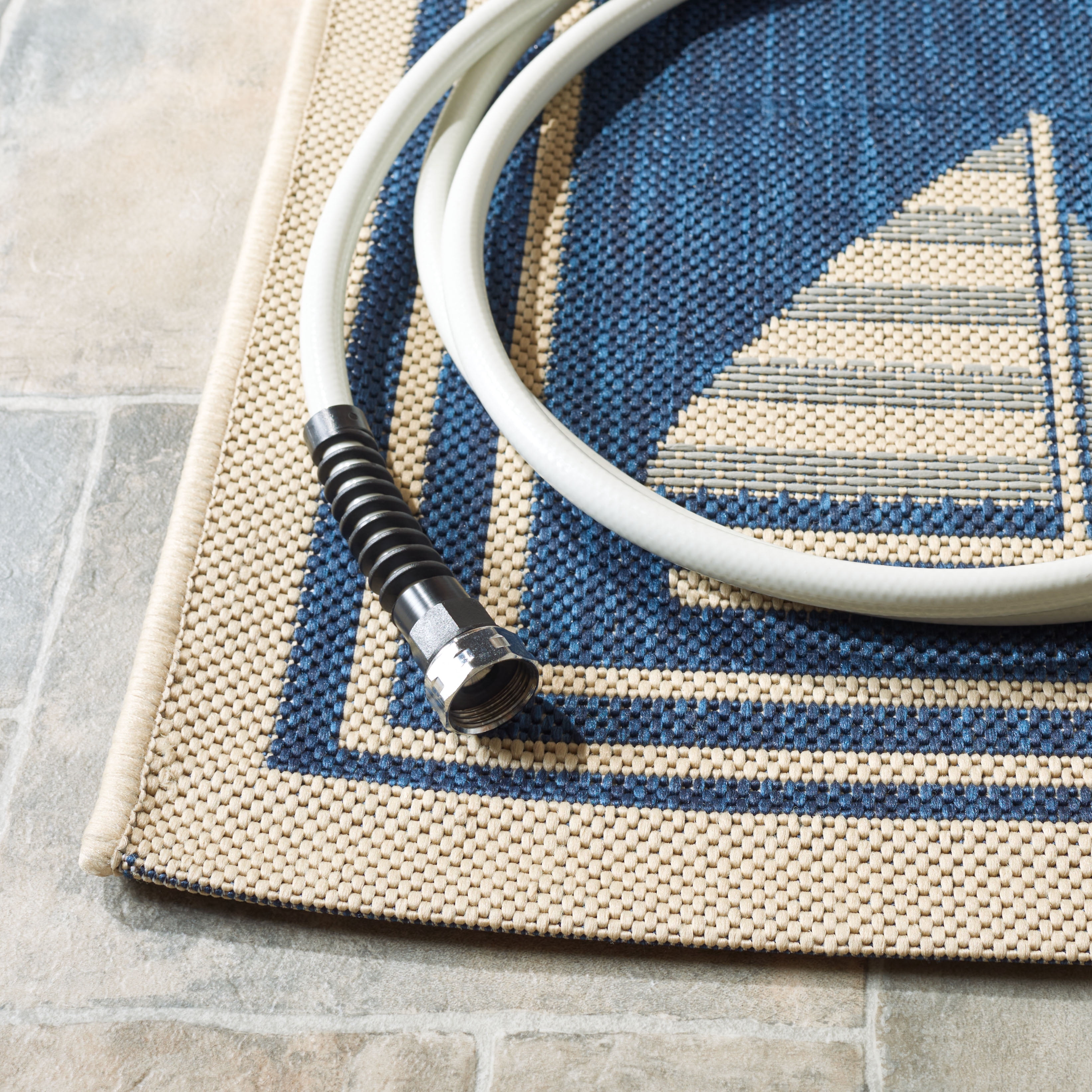 Safavieh Courtyard Ainsley Sailboat Indoor/Outdoor Area Rug, Navy/Beige, 2'7" x 5'