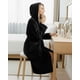 thumbnail image 4 of Bata para Mujer NY Threads Premium con Capucha de Forro Polar Negra, 4 of 6