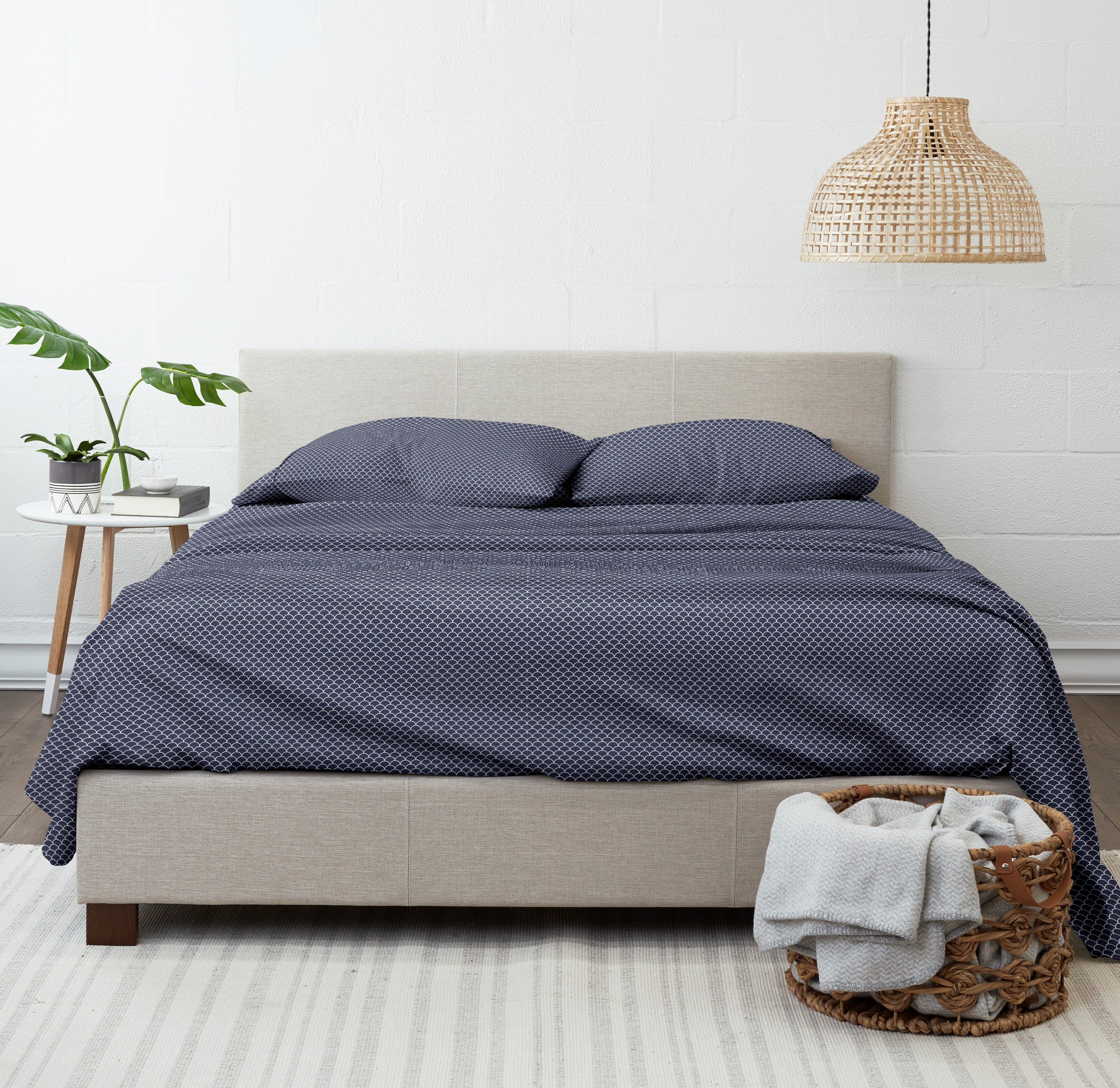 Noble Linens 4 Piece Pattern Microfiber Bed Sheets Set, Navy Scallops, Queen