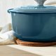 thumbnail image 3 of Salvamanteles de madera magnético Le Creuset, madera de acacia con silicona, 3 of 4