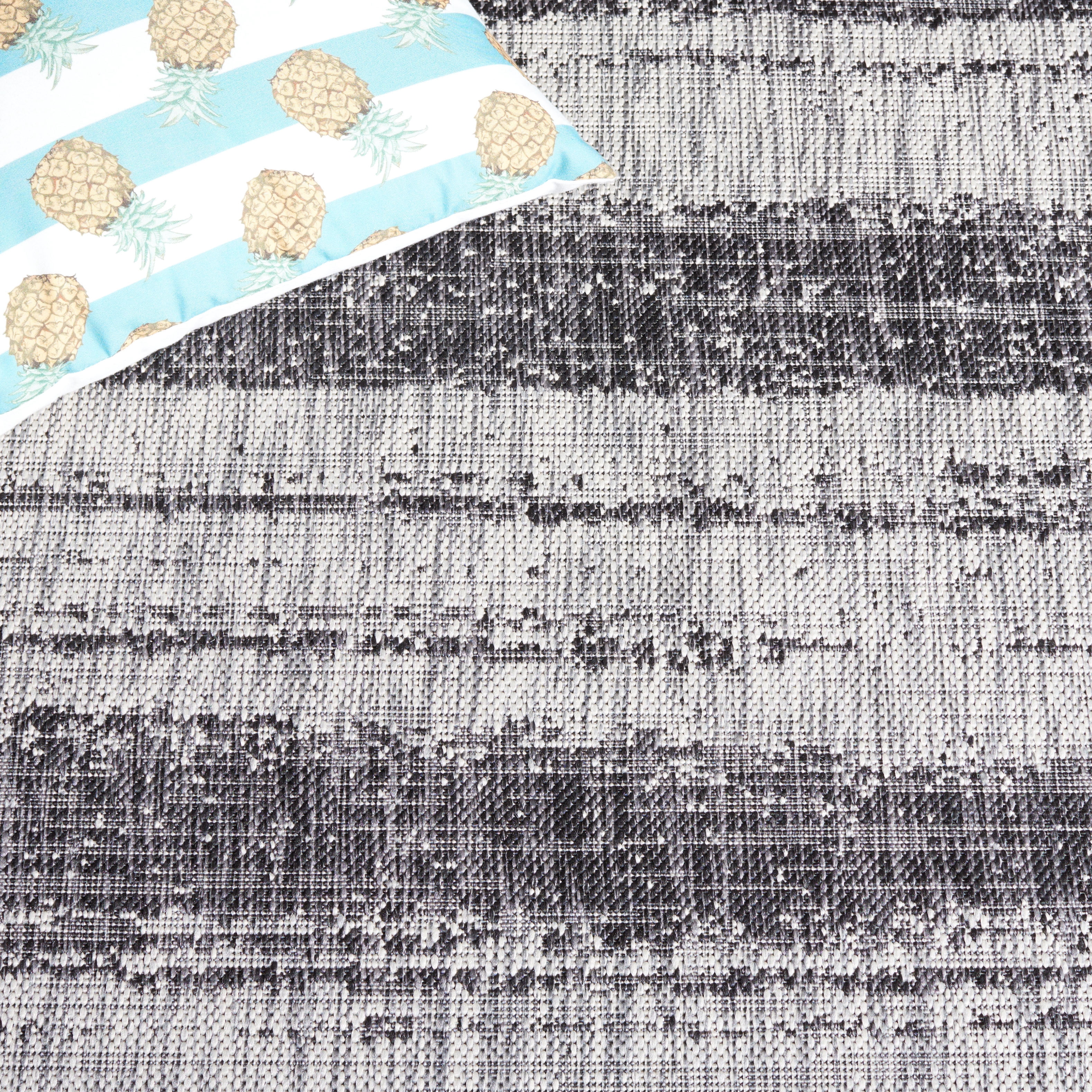 Safavieh Courtyard Jannah Abstract Indoor/Outdoor Area Rug, Gray/Black, 5'3" x 7'7"