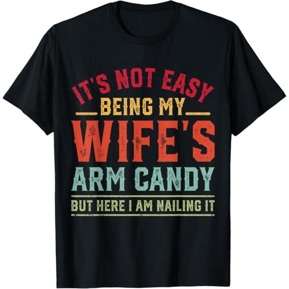 Funny Relationship Humor Graphic Tee, Tops Has "IT'S NOT EASY BEING MY WIFE'S ARM CANDY BUT HERE I AM NAILING IT" Text Design, Round Neck Regular Fit T - shirts, Size(S - 5XL)