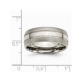 thumbnail image 3 of Bague Alliance pour Homme en Titane Biseauté 8 mm Rainuré Brossé, 3 of 5