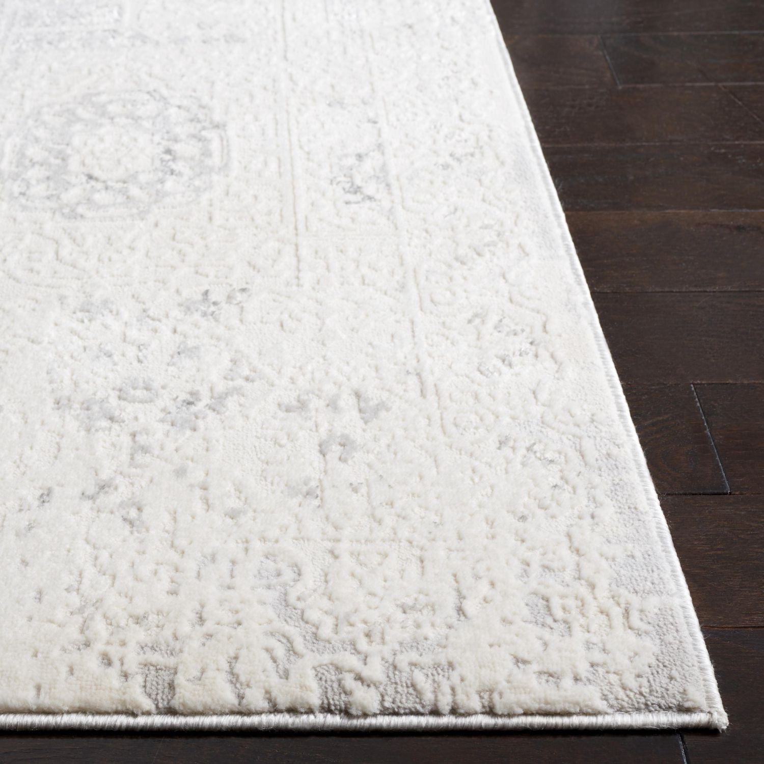 SAFAVIEH Hanna Lynna Diamond Area Rug