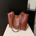 thumbnail image 2 of Bolso de hombro retro para desplazamientos, ligero, de lujo, de gran capacidad, con diseño de nicho, moderno, para llevar debajo del brazo, 2025, 2 of 5