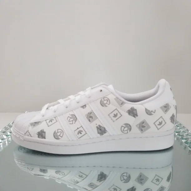 NEW Men's Size 6 Adi - das Originals Superstar Logo Printed White/Silver GX8413