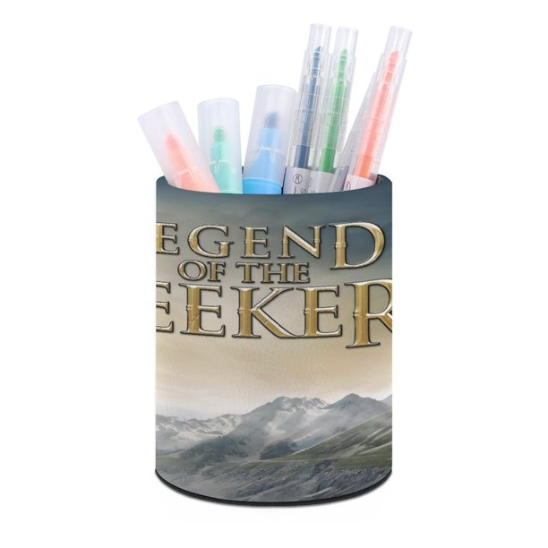 Leyenda del Buscador Aventura-theme Cylinder Pen Holder Pencil Organizer with Flannel Lining PVC Leather Material Cardboard Base for study work 10*8CM
