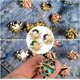 thumbnail image 4 of Broche de Mariquita, 6 Piezas Broche de Insectos, Broche de Animal, Broche de Mujer para Banquetes, Fiestas, Bodas, Vestidos, Decoraciones, Regalos de Navidad (6 Colores), 4 of 5