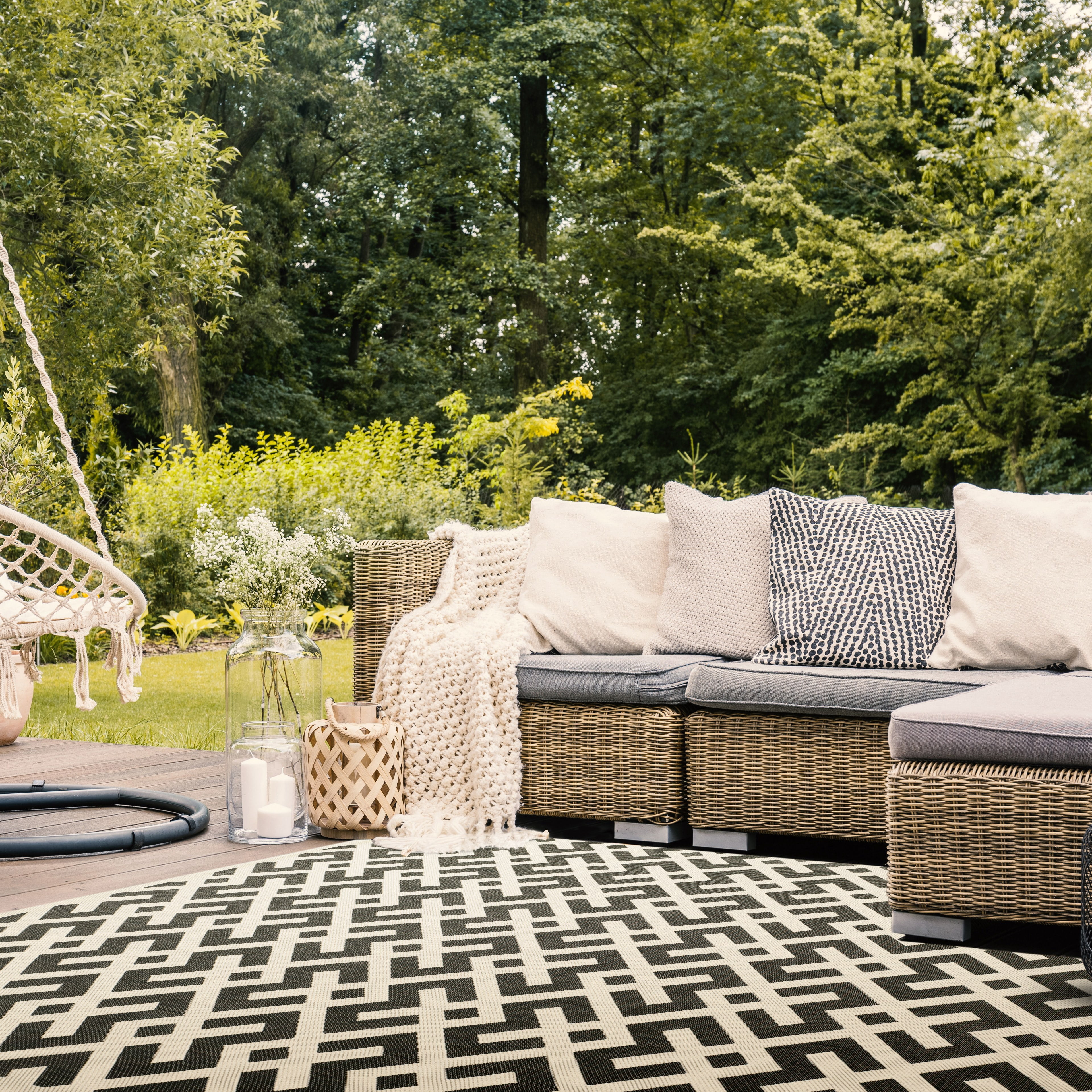 Safavieh Courtyard Alvin Geometric Indoor/Outdoor Area Rug, Black/Beige, 5'3" x 7'7"
