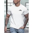 thumbnail image 1 of Camiseta informal con estampado creativo de montaña para hombre, manga corta, corte cómodo, cuello redondo, estilo urbano, para uso diario, ideal para deportes de ocio., 1 of 5
