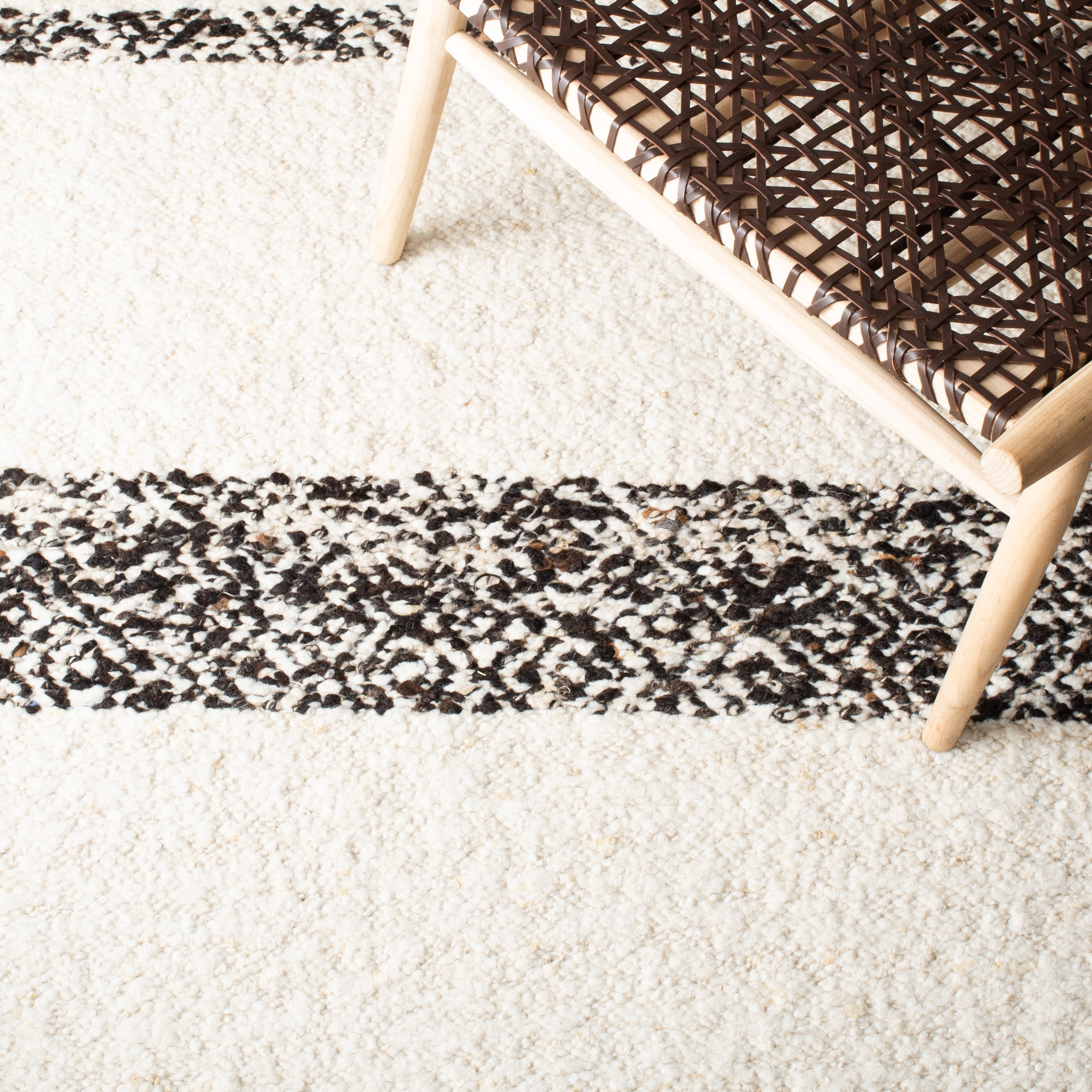 SAFAVIEH Natura Zyana Geometric Striped Area Rug, Black/Ivory, 3' x 5'