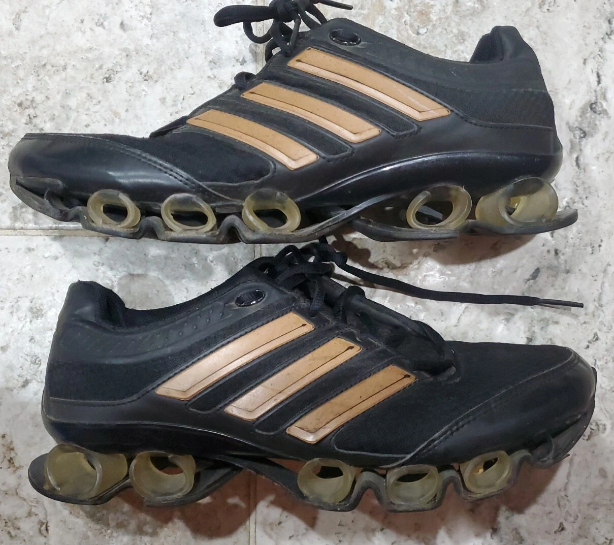 ULTRA RARE COLORWAY AND MODEL 2014 ADIDAS BOUNCE BLACK/GOLD  display picture 1