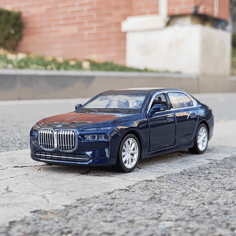 CHUNYAN 1:32 BMW I7 G70 M70L Alloy Miniature Car Diecast Metal Scale Car Model Sound&Light Collection Children Toy Car Vehicle Gifts